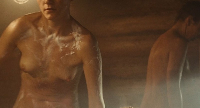 Анна Уколова край баня