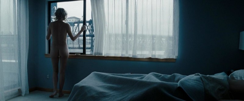 Голая Шарлиз Терон в фильме Пылающая равнина