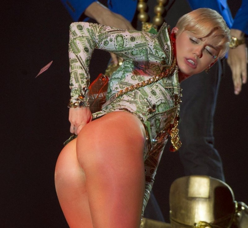 Майли Сайрус без трусов на сцене