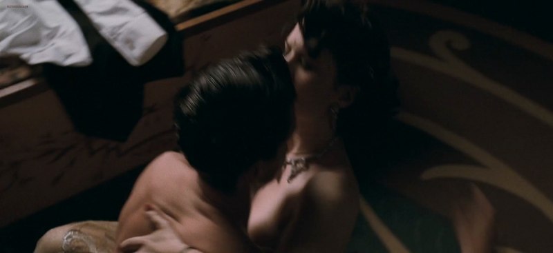 Хейли Этвелл черное зеркало сцены 18