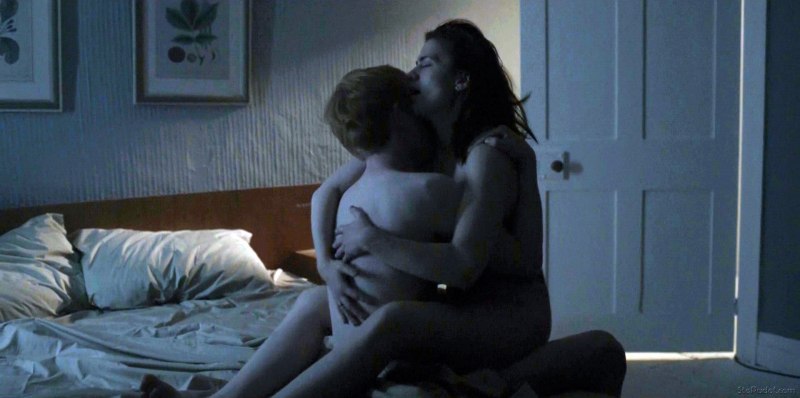 Хейли Этвелл черное зеркало постельная сцена