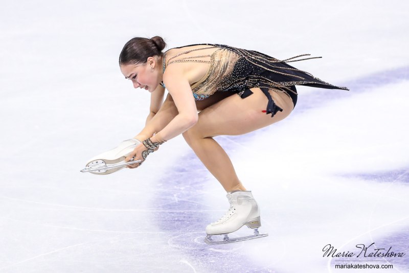 Фигуристка Синицина расстегнулось платье