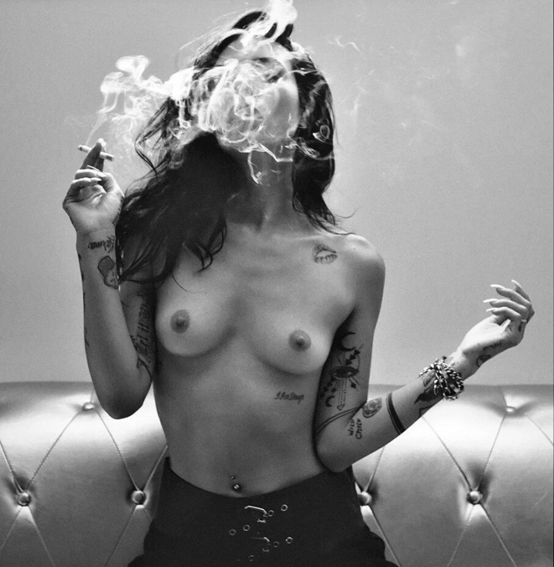 Голые женщины курят марихуану