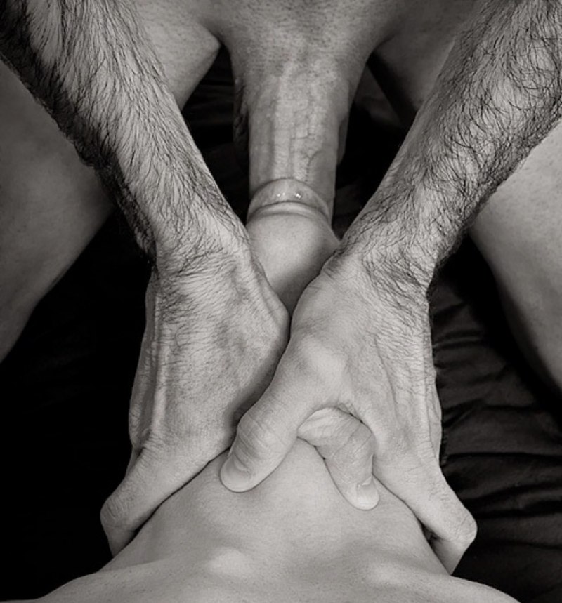 Девушка ласкает член руками