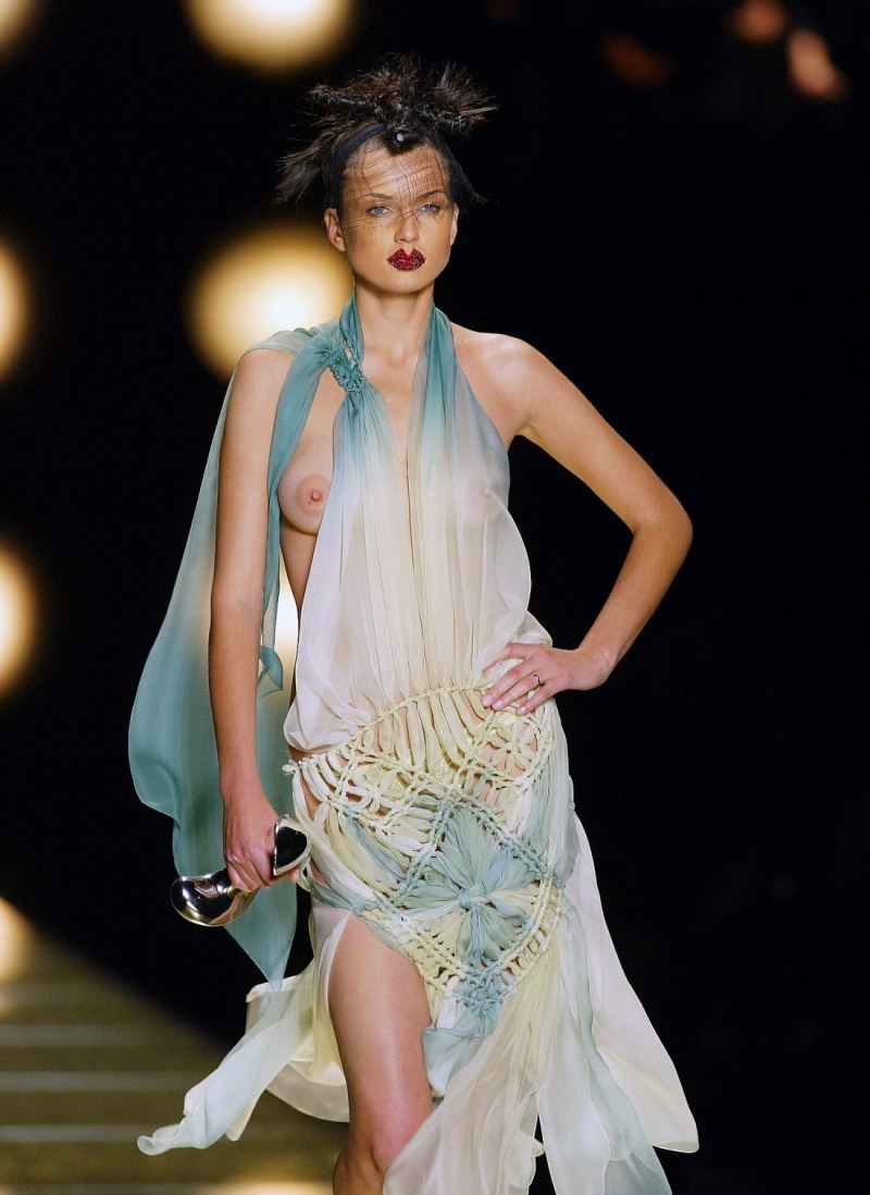 Показ мод с оголенной грудью