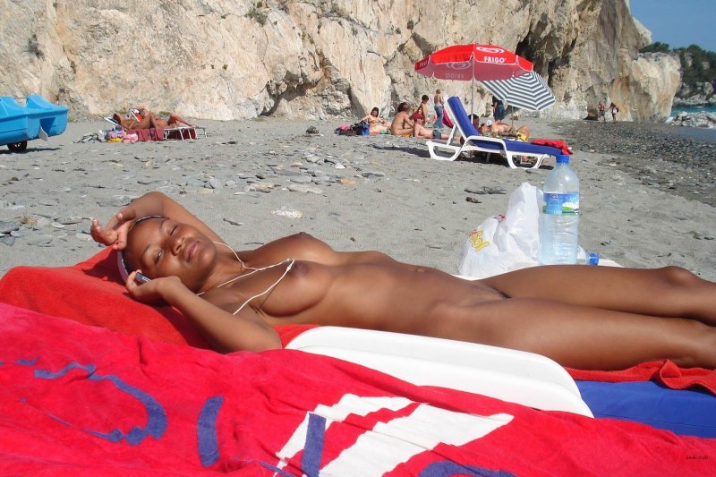 Красивые нудистки на пляже