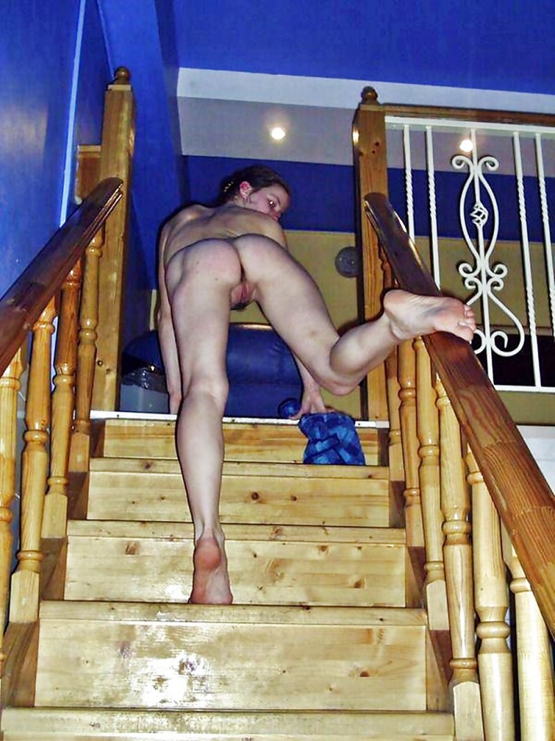Голый мужик в загородном доме