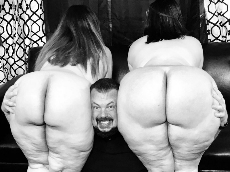 Пышные ноги толстушки голые