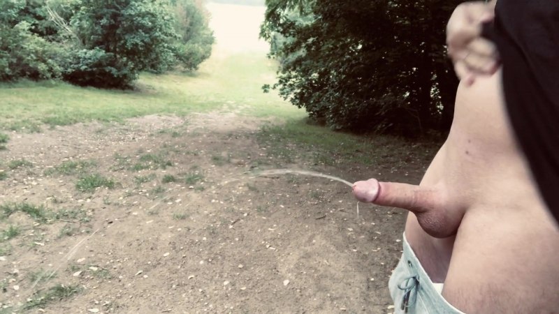 Женский писсинг на природе крупно