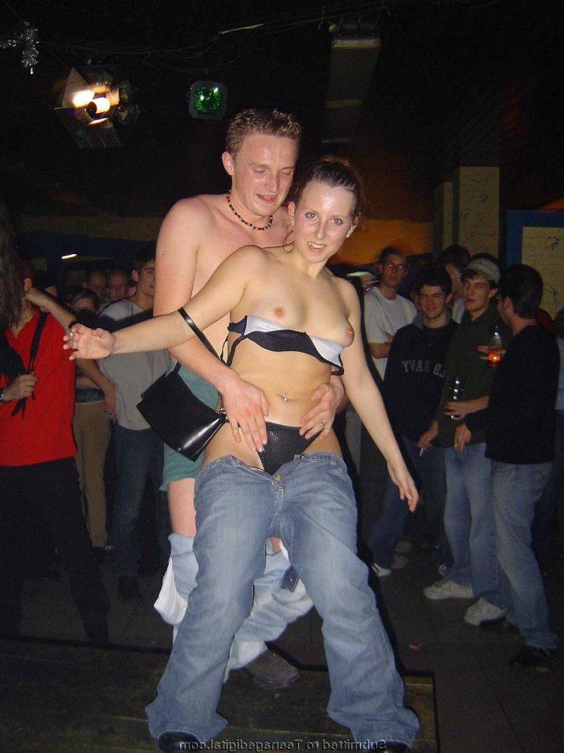 Голая на сельской дискотеке