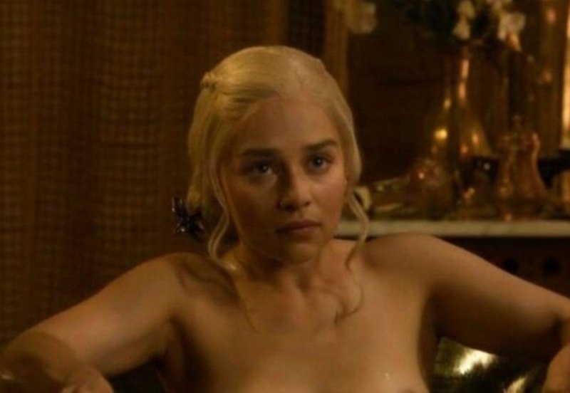 Эмилия Кларк грудь