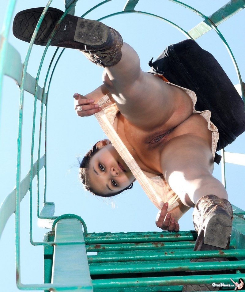 Сидит без трусов вид снизу