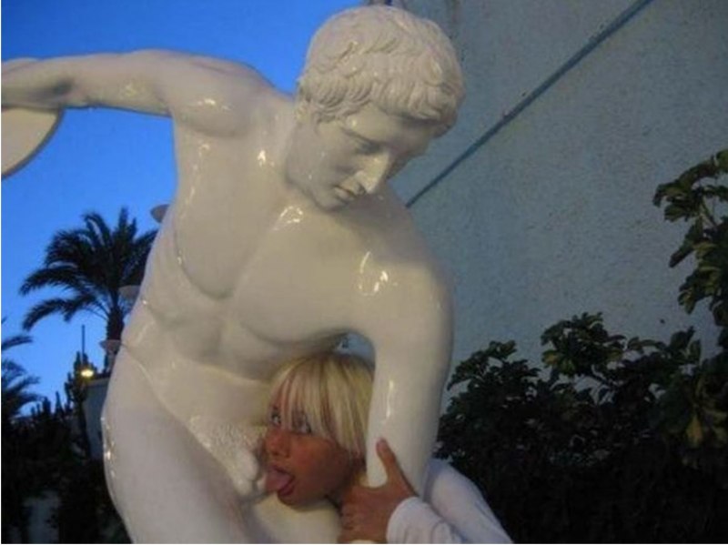 Смешные эротические статуи