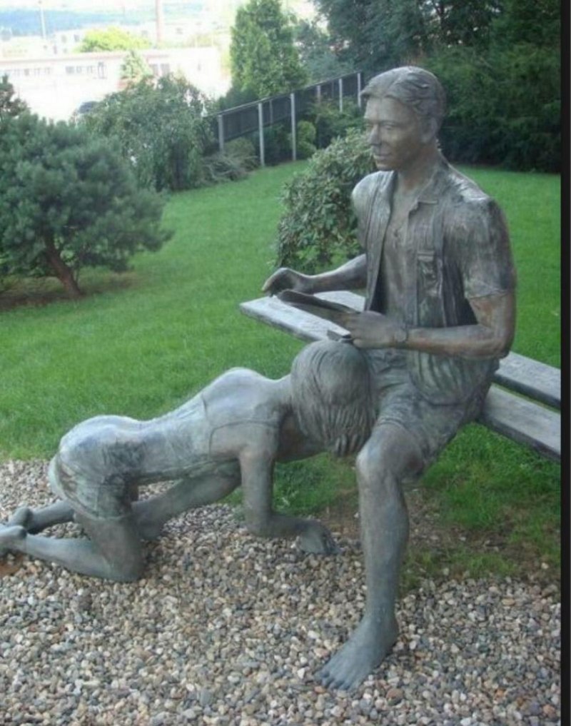 Статуя Прага лавочка порока