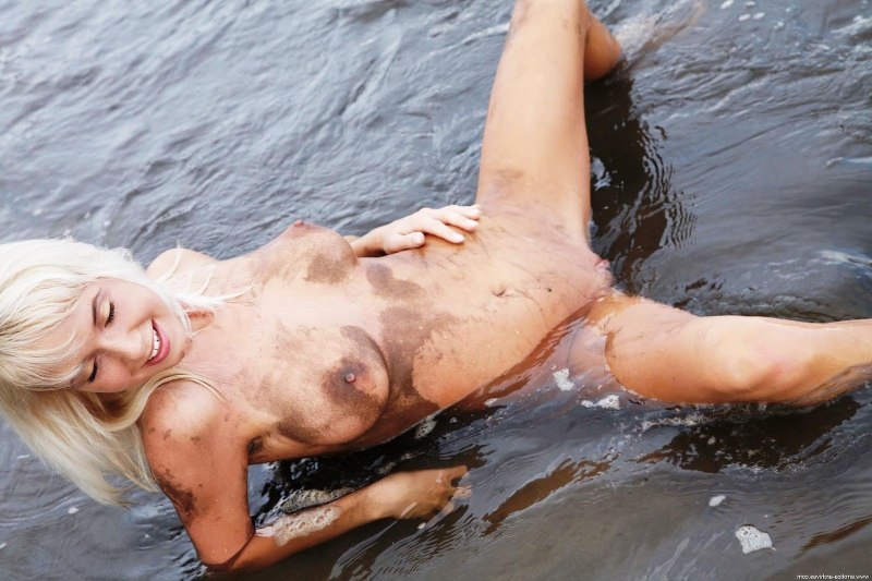 Bianca Beauchamp голая в грязи