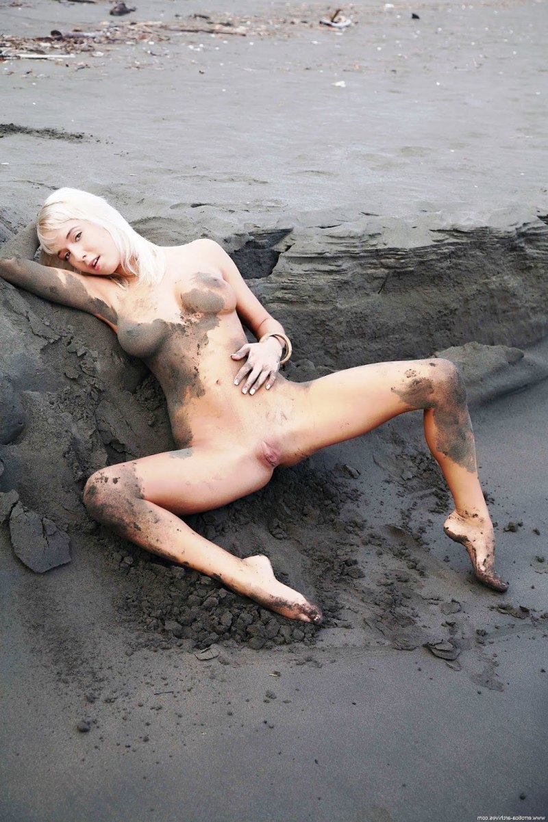 Голые девчонки в грязи
