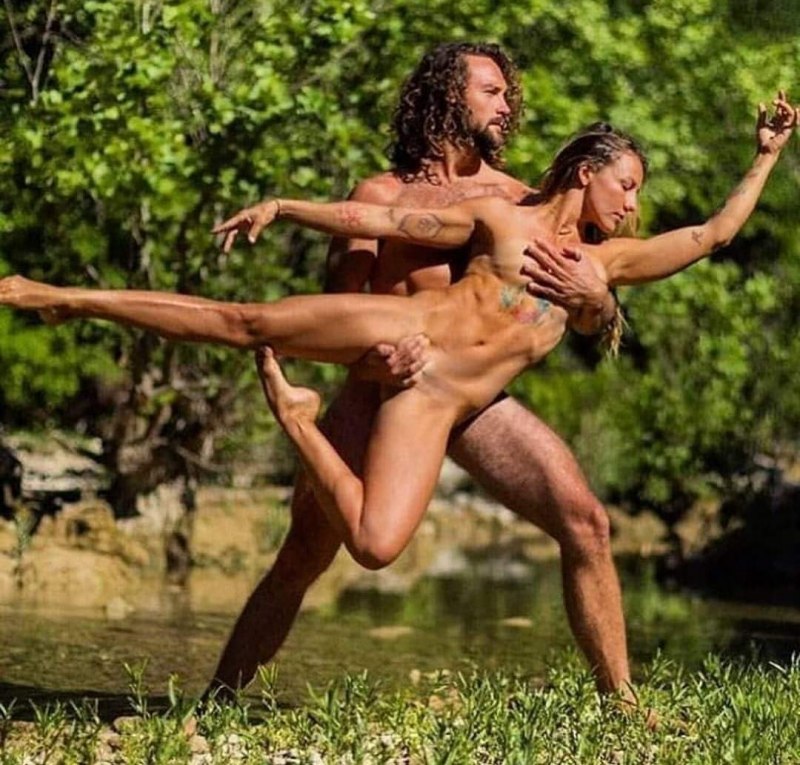 Голая парная йога мужчина женщина эро