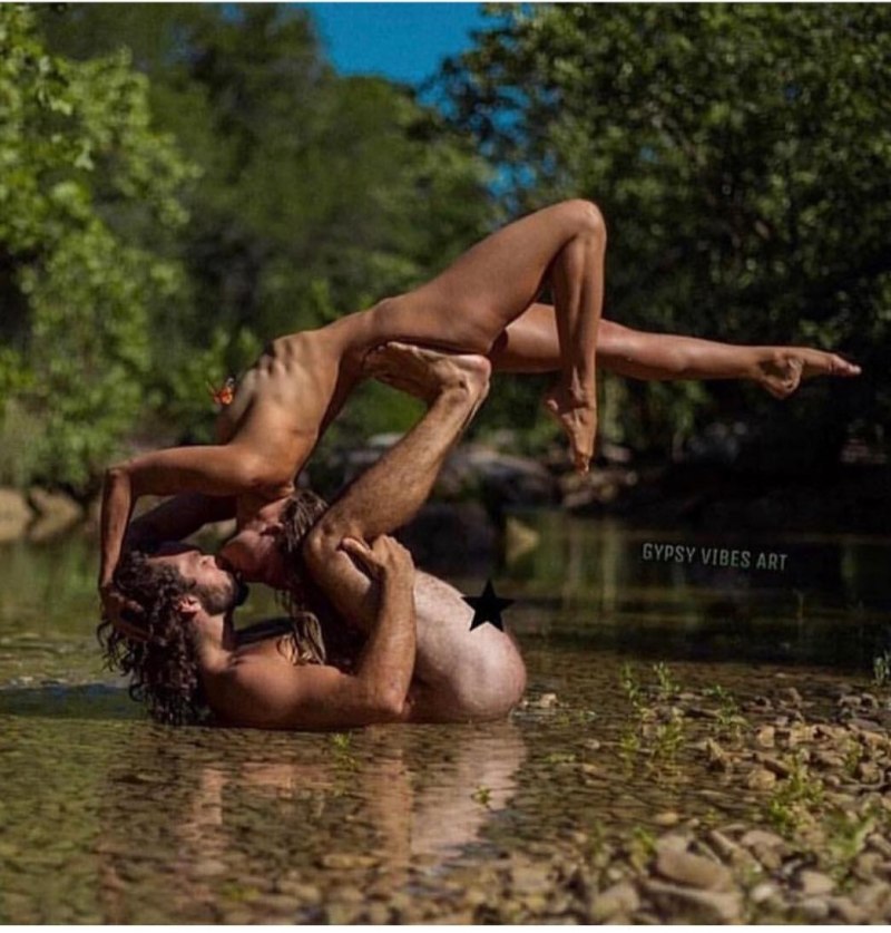 Голая парная йога мужчина женщина эро