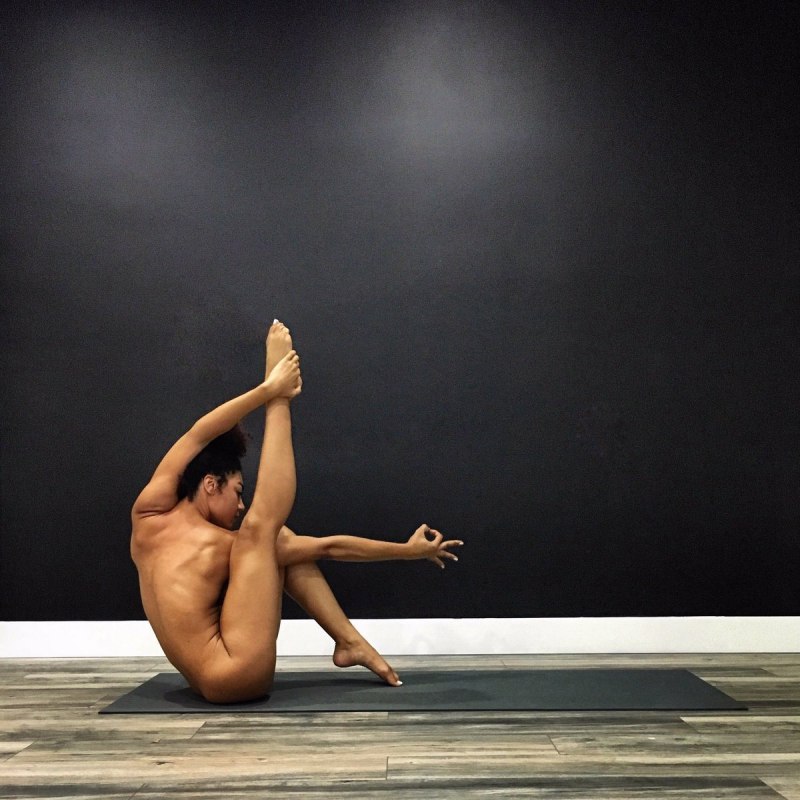 Занятие йогой в голом виде