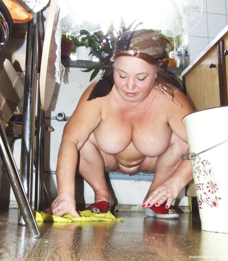 Голая женщина моет пол