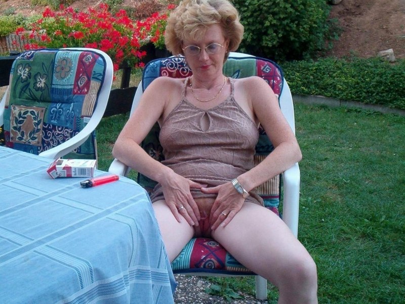 Голые женщины в возрасте на корточках