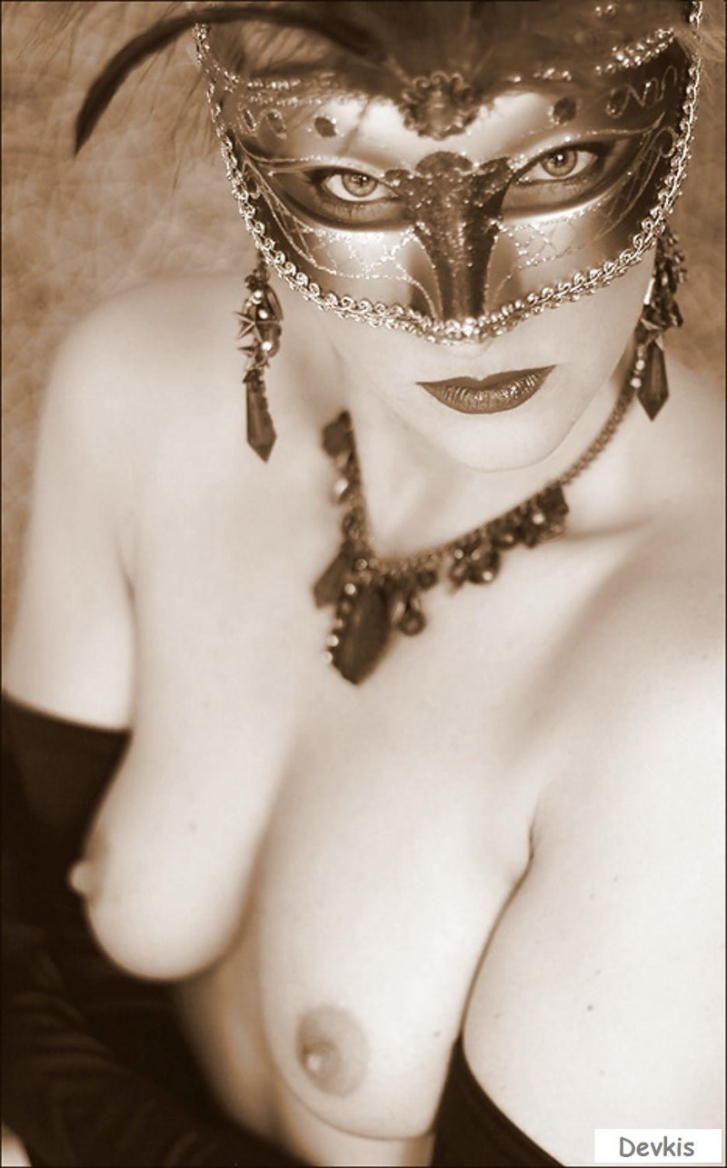 Голые в карнавальных масках