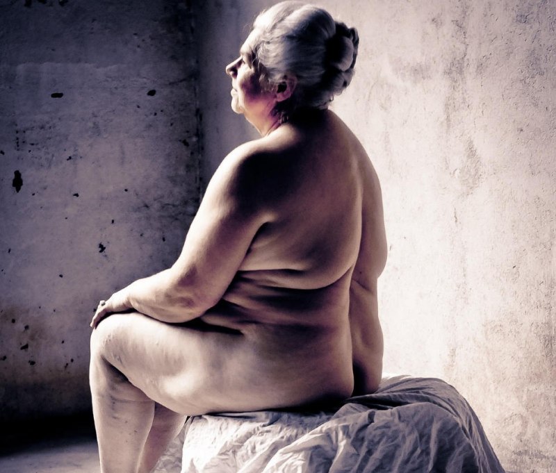 Голые старушки на кровати