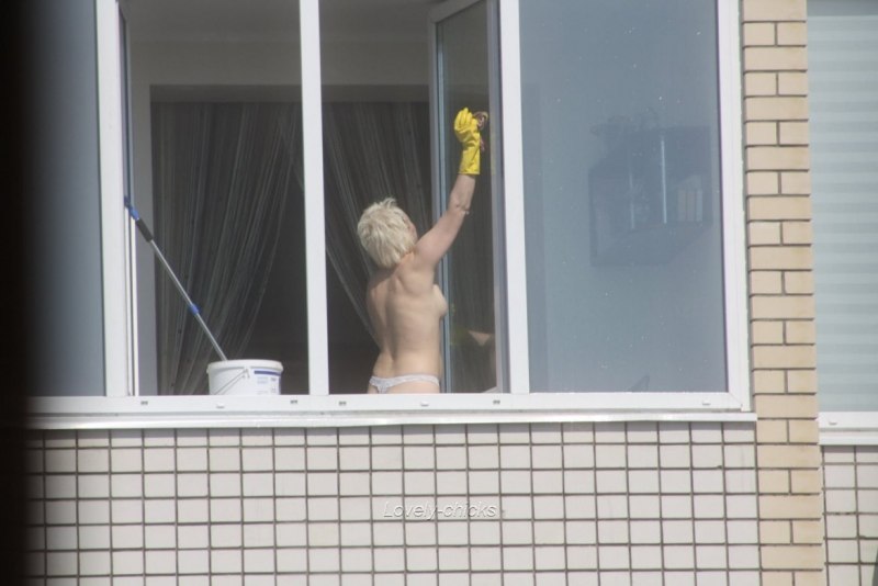 Голая блондинка на балконе