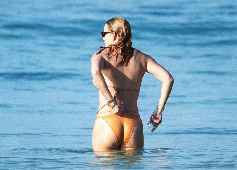 Бриана Эвиган голая грудь