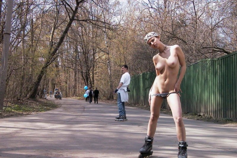 Мужчины раздеваются на улице