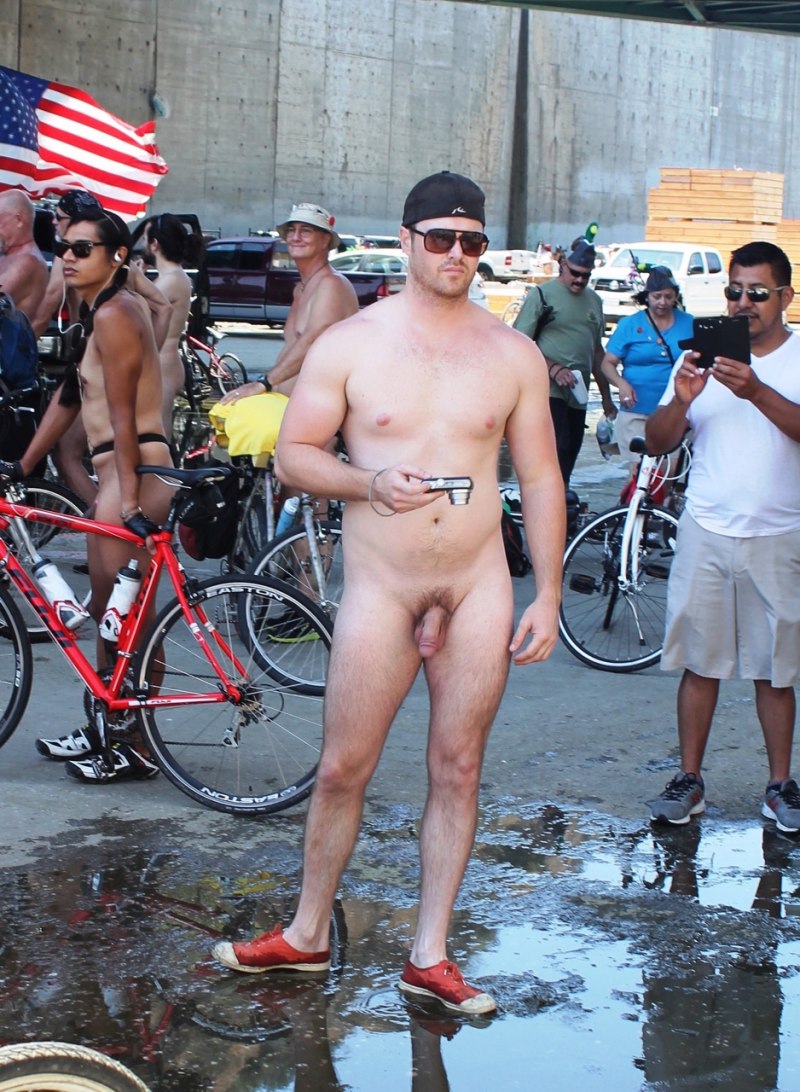 Мужчины голышом на публике
