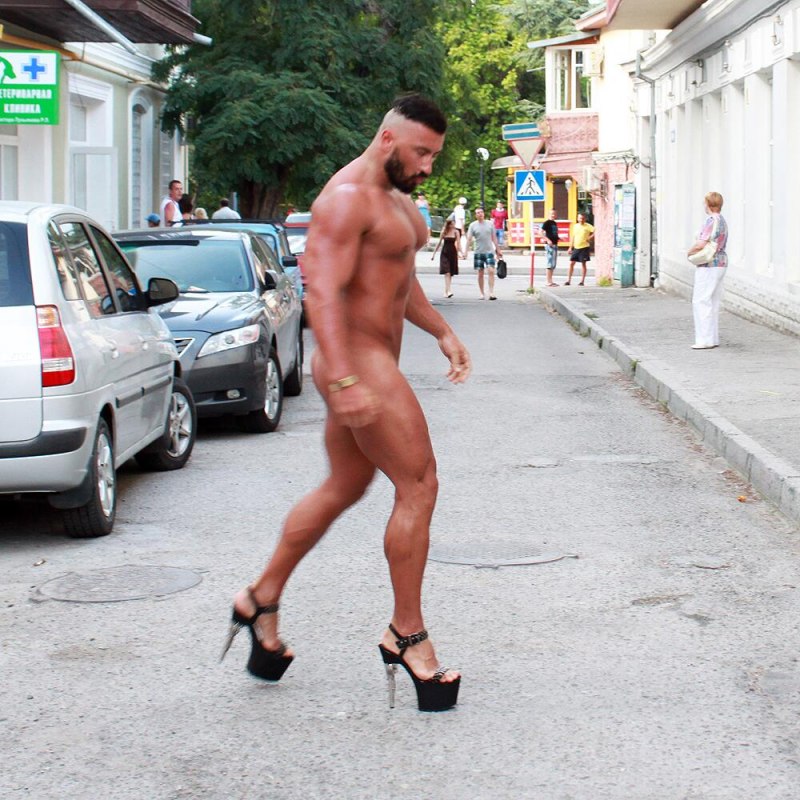 Мужчины раздеваются на улице
