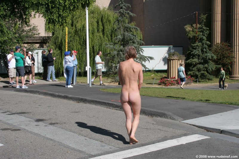 Парни голышом по улице