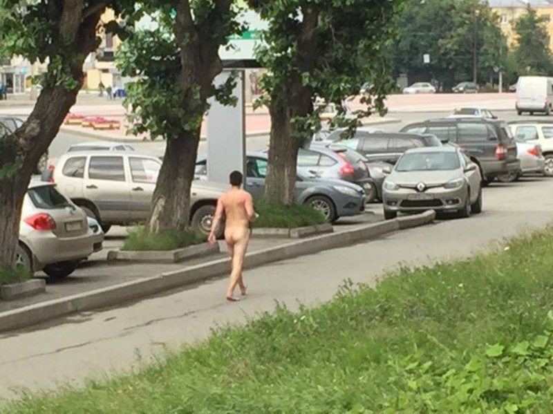 Парни голышом по улице