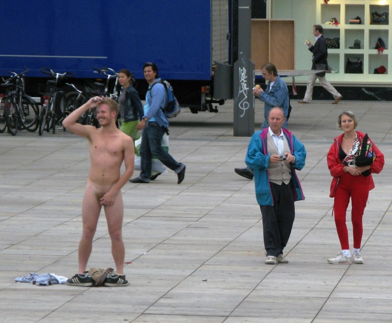 Мужской эксгибиционизм на улице