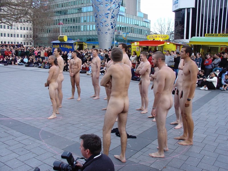 Голый парень на площади