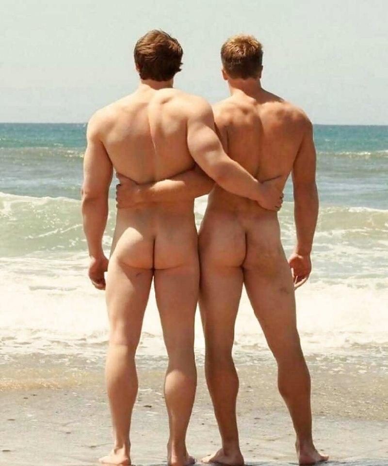 Голые парни загорают на пляже
