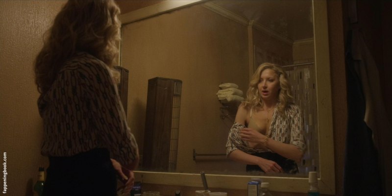 Актриса Нина Добрев ню