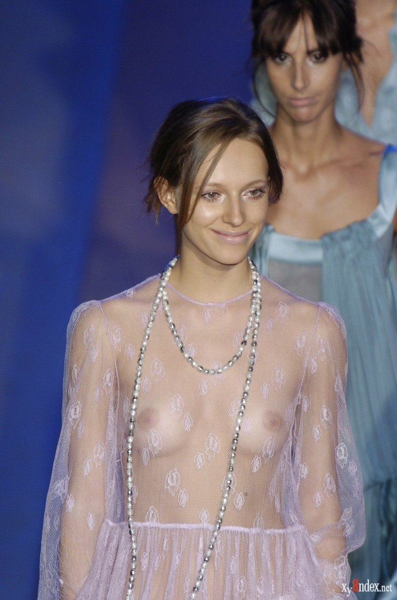 Прозрачная блузка на голое тело