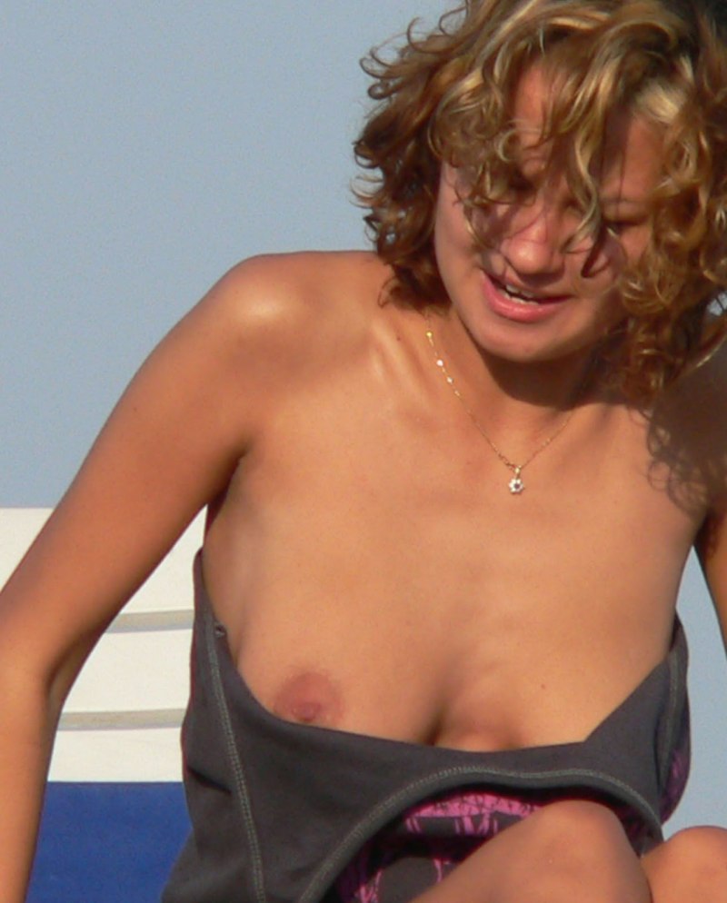 Маленькая грудь засветила