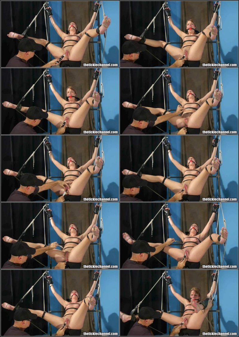 Голая учительница кричит от щекотки