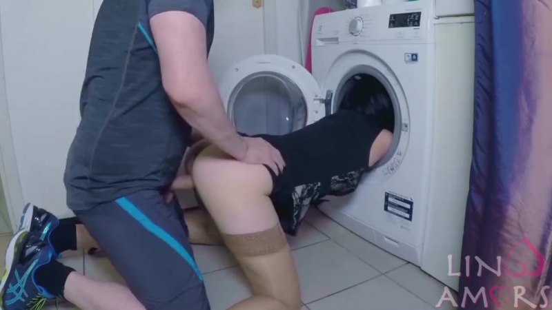 Голая на стиральной машине