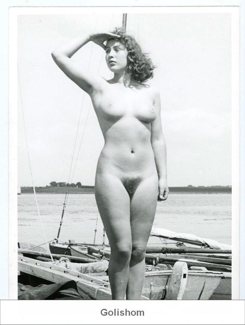 Голые молодые на пляже ретро