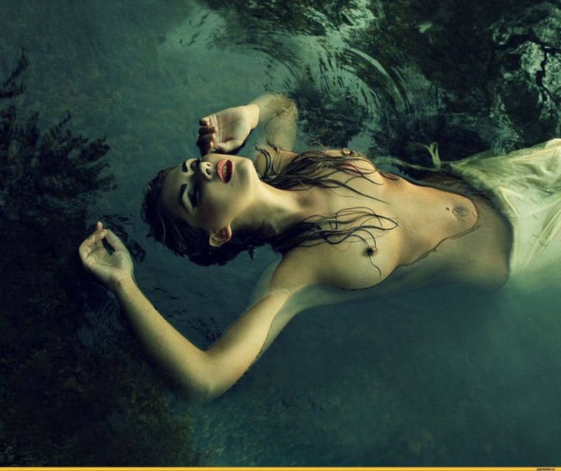 Голые русалки под водой