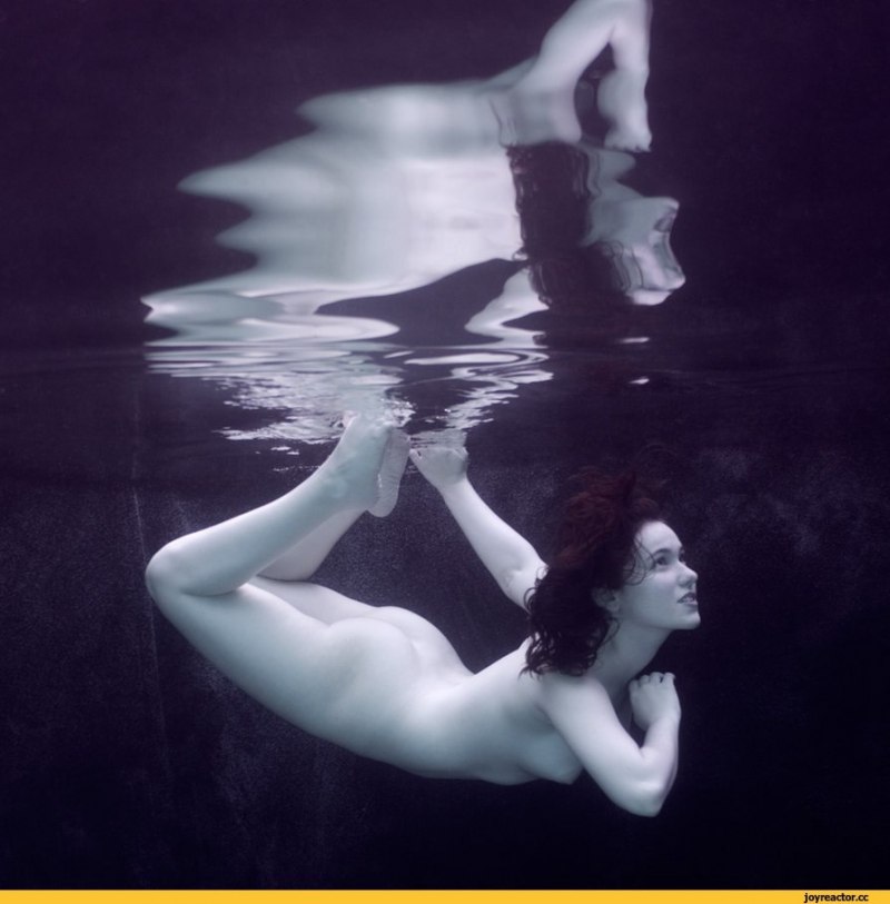 Голая беременная под водой