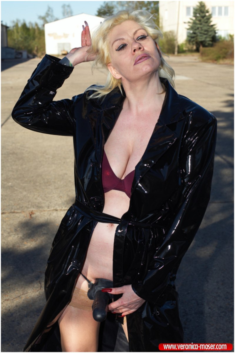 В кожаном плаще на голое тело