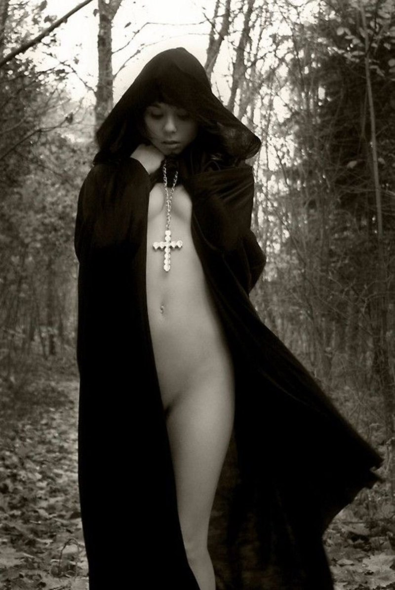 Голые женщины в ботфортах