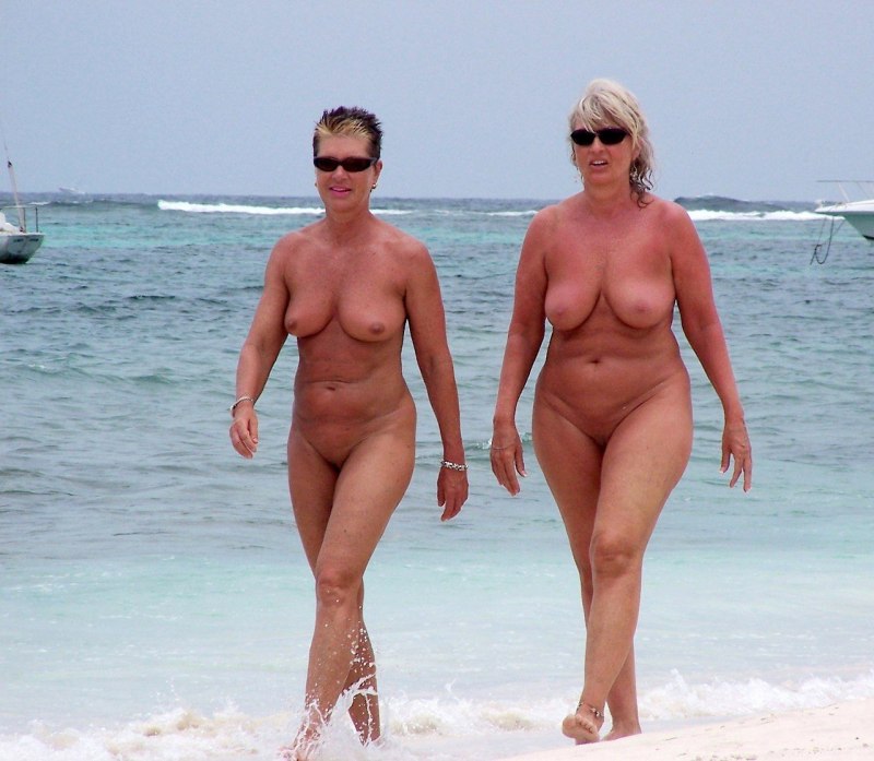 Пожилые натуристки на пляже