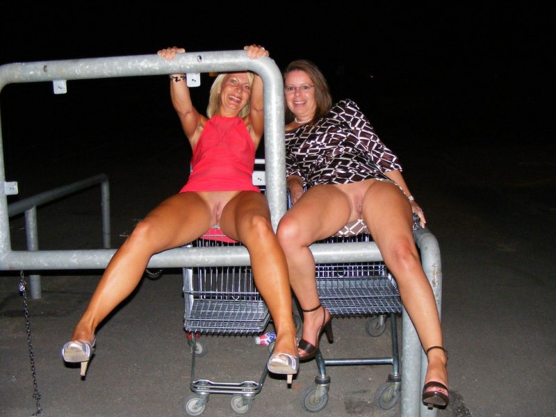 Без трусов под юбкой подсмотренное