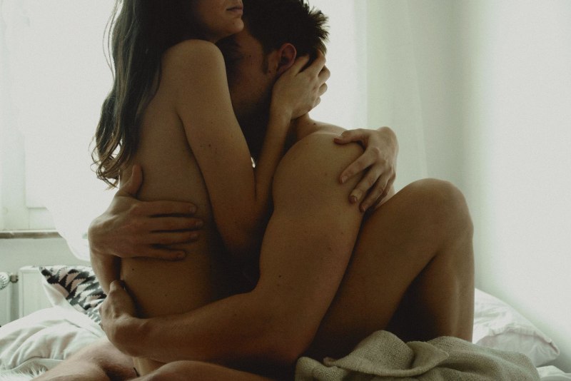 Эротические объятия в кровати